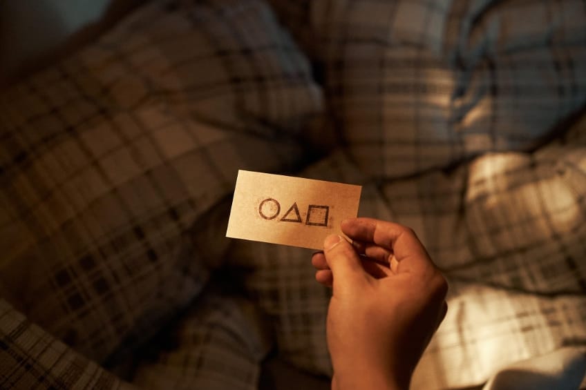 مقایسه فصلهای 1، 2 و 3 Squid Game؛ از بازیهای مرگبار تا پیامهای پنهان 2 کاغذ گروه اسکویید گیم