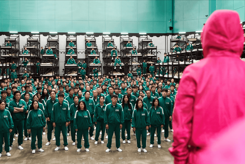 مقایسه فصلهای 1، 2 و 3 Squid Game؛ از بازیهای مرگبار تا پیامهای پنهان 1 سالن بازی